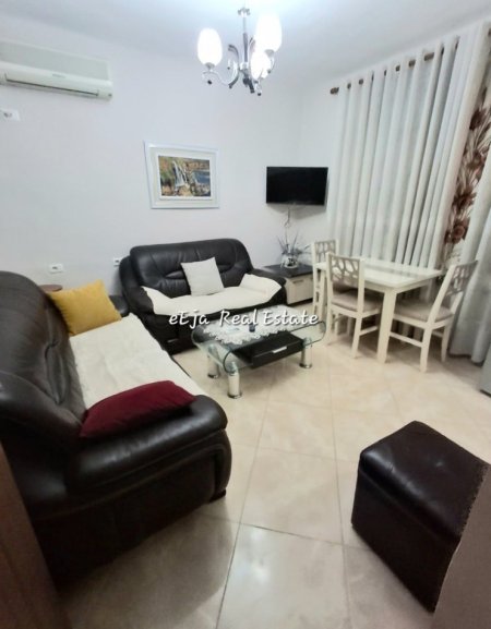 Tirane, jepet me qera apartament 1+1+Ballkon Kati 1, 70 m² 400 € (Dibres)
