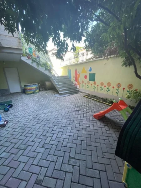 Tirane, jepet me qera ambjent biznesi Kati 5, 380 m² 3.000 € (Brryli)