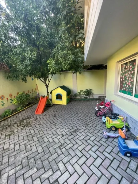 Tirane, jepet me qera ambjent biznesi Kati 5, 380 m² 3.000 € (Brryli)