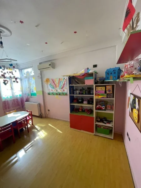 Tirane, jepet me qera ambjent biznesi Kati 5, 380 m² 3.000 € (Brryli)