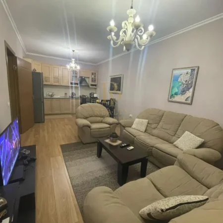 Tirane, jepet me qera apartament 2+1+Ballkon Kati 4, 100 m² 450 € (Pallatet Cabej)