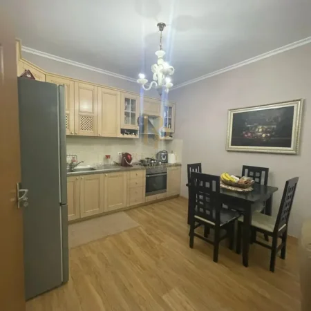 Tirane, jepet me qera apartament 2+1+Ballkon Kati 4, 100 m² 450 € (Pallatet Cabej)