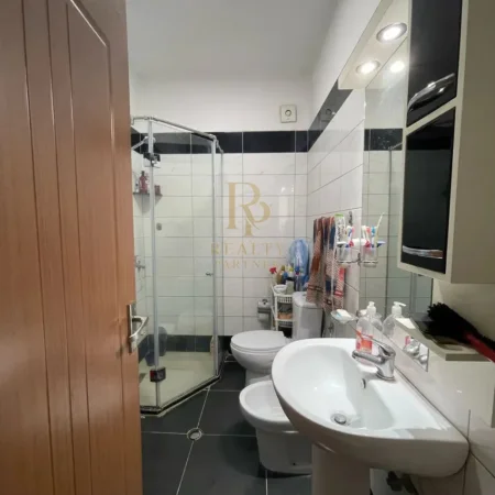 Tirane, jepet me qera apartament 2+1+Ballkon Kati 4, 100 m² 450 € (Pallatet Cabej)