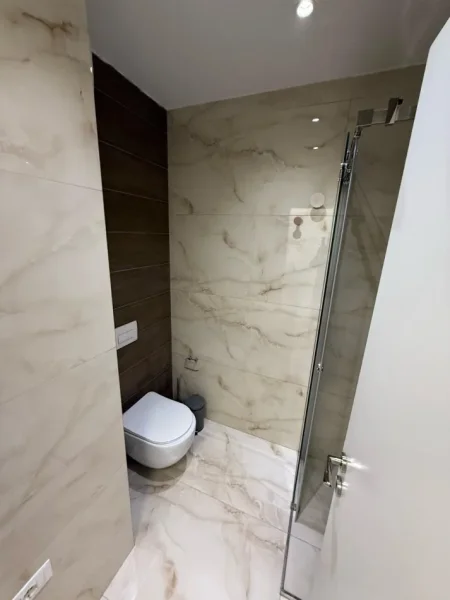 Tirane, jepet me qera apartament 2+1+Ballkon Kati 5, 125 m² 1.400 € (Parku Olimpik)