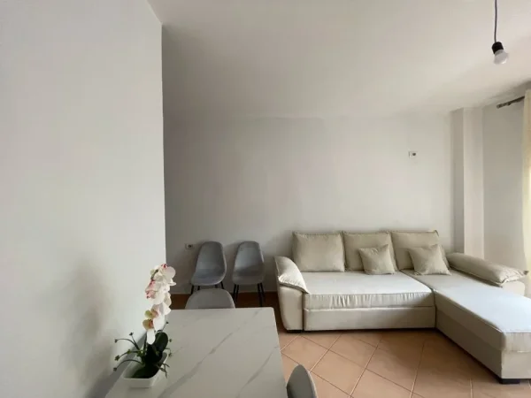 Tirane, jepet me qera apartament 1+1 , 450 € 