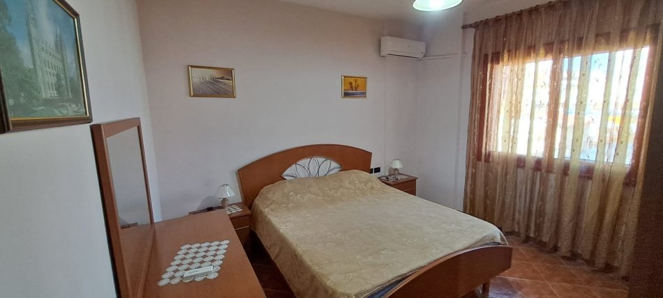 Tirane, jepet me qera apartament 2+1+Ballkon Kati 4, 90 m² 650 € (Rruga e Kavajes)