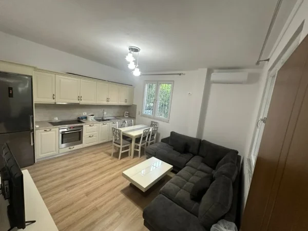 Tirane, jepet me qera apartament 3+1+Ballkon Kati 1, 100 m² 750 € (Qytet Studenti)