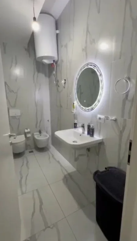 Tirane, jepet me qera apartament 1+1+Ballkon Kati 2, 61 m² 400 € (Ali Demi)