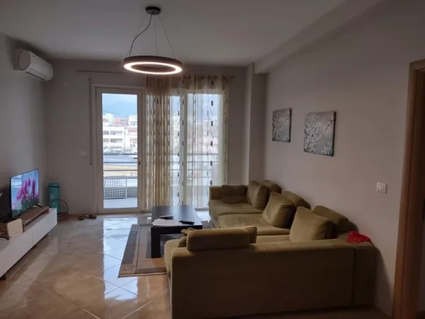 Tirane, jepet me qera apartament 2+1+Ballkon Kati 3, 100 m² 600 € (Stacioni i Trenit, Rruga Karl Gega)