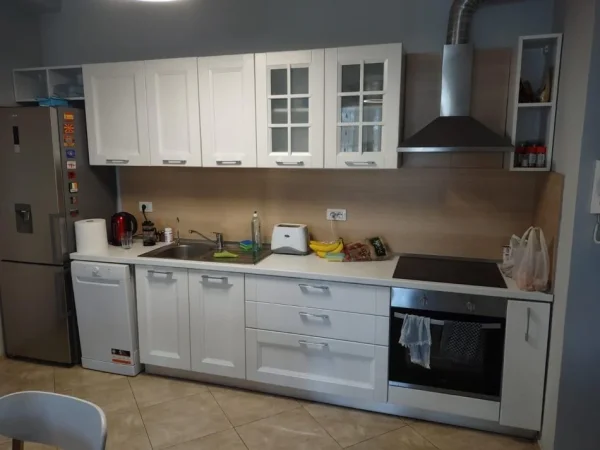 Tirane, jepet me qera apartament 2+1+Ballkon Kati 3, 100 m² 600 € (Stacioni i Trenit, Rruga Karl Gega)