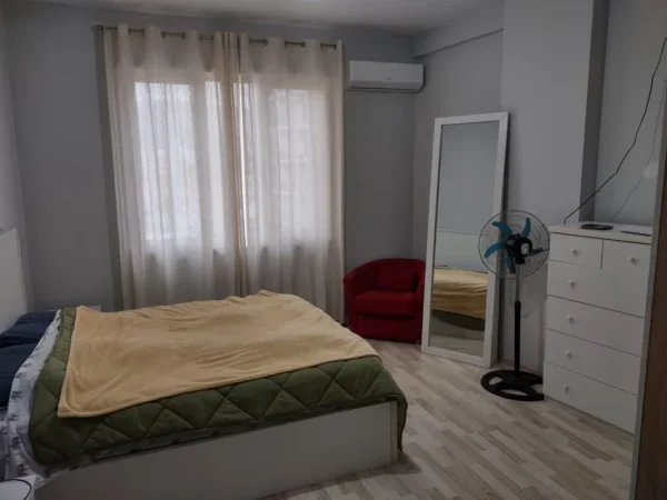 Tirane, jepet me qera apartament 2+1+Ballkon Kati 3, 100 m² 600 € (Stacioni i Trenit, Rruga Karl Gega)