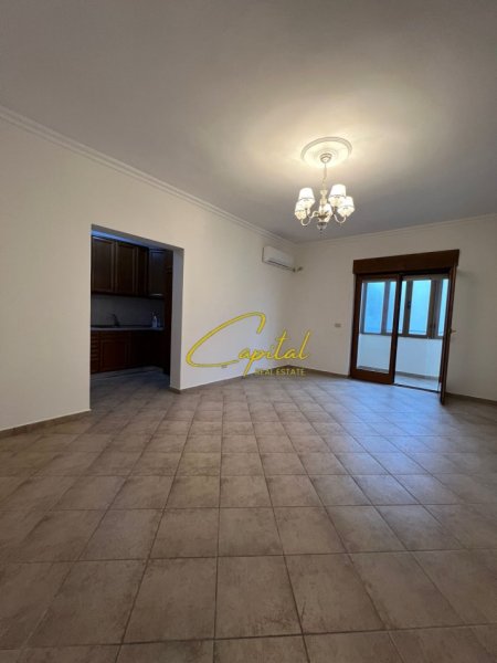 Tirane, jepet me qera zyre Kati 2, 700 m² 700 € (QENDER)