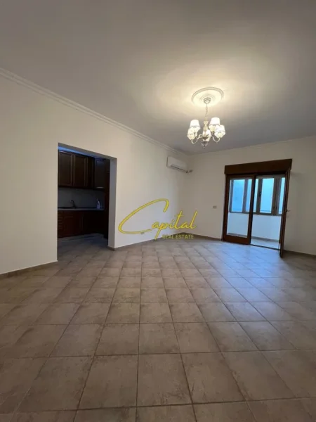 Tirane, jepet me qera zyre Kati 2, 700 m² 700 € (QENDER)