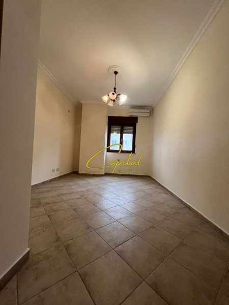 Tirane, jepet me qera zyre Kati 2, 700 m² 700 € (QENDER)