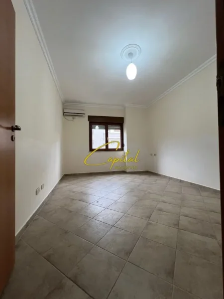 Tirane, jepet me qera zyre Kati 2, 700 m² 700 € (QENDER)