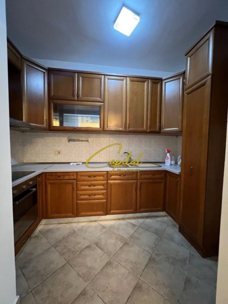 Tirane, jepet me qera zyre Kati 2, 700 m² 700 € (QENDER)