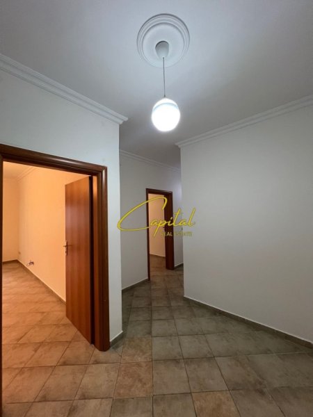 Tirane, jepet me qera zyre Kati 2, 700 m² 700 € (QENDER)