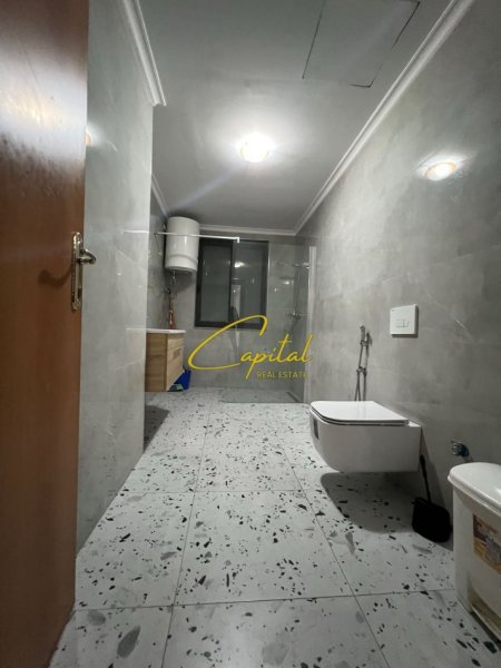 Tirane, jepet me qera zyre Kati 2, 700 m² 700 € (QENDER)