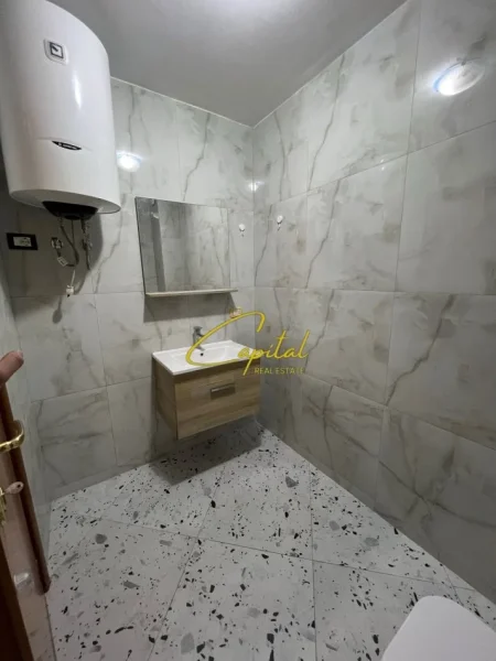Tirane, jepet me qera zyre Kati 2, 700 m² 700 € (QENDER)