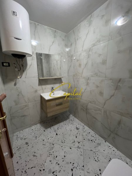 Tirane, jepet me qera zyre Kati 2, 700 m² 700 € (QENDER)