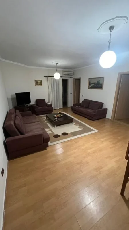 Tirane, jepet me qera apartament 2+1+Ballkon Kati 3, 90 m² 550€ (Rruga Ibrahim Kodra Komuna e Parisit)
