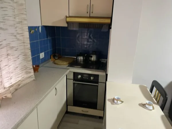 Tirane, jepet me qera apartament 1+1 Kati 5, 65 m² 500 € (Myslym shyri)