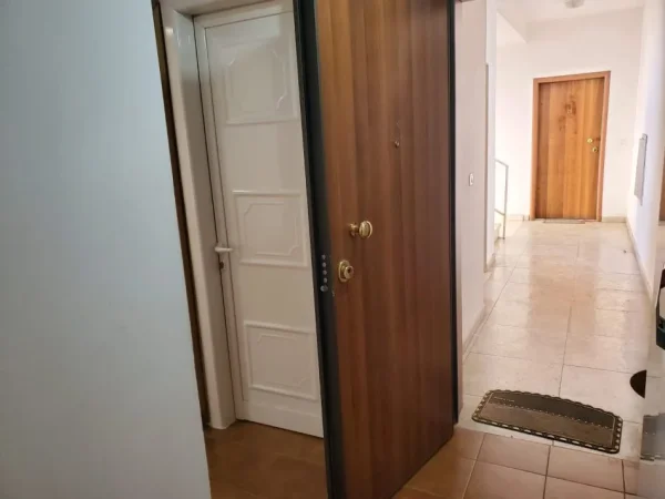Tirane, shitet apartament 1+1+Ballkon Kati 8, 65 m² 95.500 € (Yzberisht)