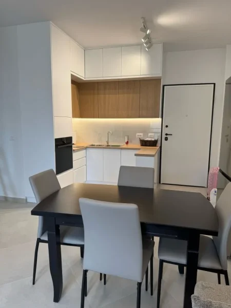 Tirane, jepet me qera apartament 2+1+Ballkon Kati 1, 90 m² 650 € (xhamlliku)