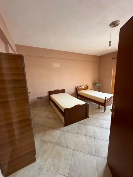 Tirane, jepet me qera apartament 3+1+Ballkon Kati 2, 130 m² 500 € (Ali Demi)