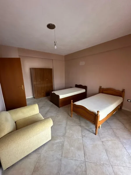 Tirane, jepet me qera apartament 3+1+Ballkon Kati 2, 130 m² 500 € (Ali Demi)