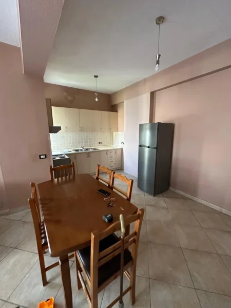 Tirane, jepet me qera apartament 3+1+Ballkon Kati 2, 130 m² 500 € (Ali Demi)