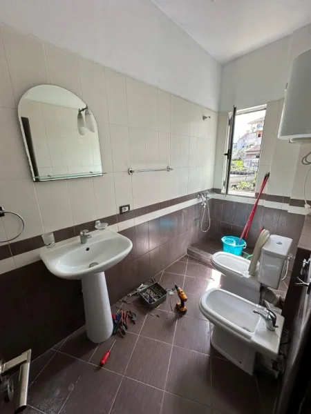 Tirane, jepet me qera apartament 3+1+Ballkon Kati 2, 130 m² 500 € (Ali Demi)