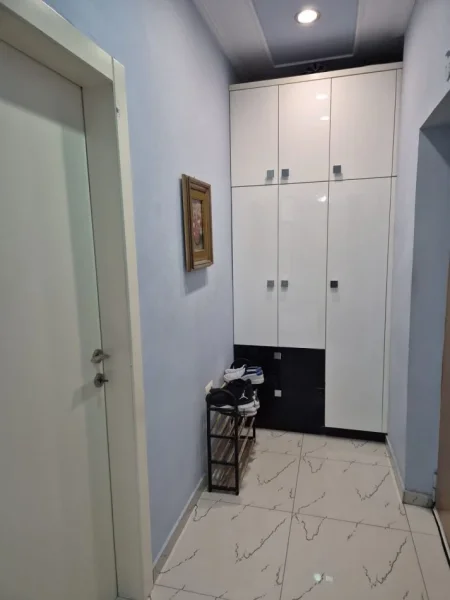 Tirane, jepet me qera apartament 1+1 Kati 1, 70 m² 500 € (Prane Muzeut shkencor Ali Dem)