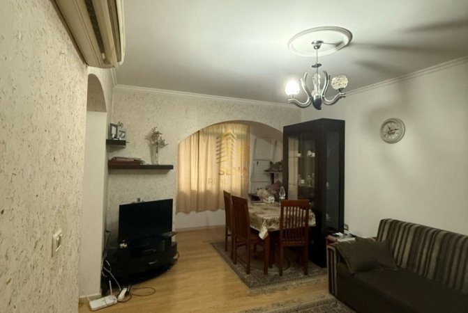 Tirane, jepet me qera apartament 3+1 Kati 2, 90 m² 400 € (Rruga Xhanfize Keko)
