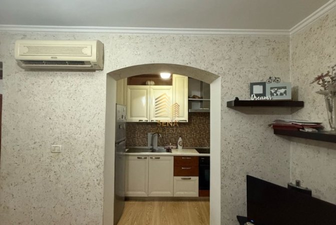 Tirane, jepet me qera apartament 3+1 Kati 2, 90 m² 400 € (Rruga Xhanfize Keko)