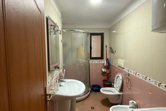 Tirane, jepet me qera apartament 3+1 Kati 2, 90 m² 400 € (Rruga Xhanfize Keko)