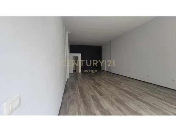 Tirane, jepet me qera ambjent biznesi Kati 0, 64 m² 360 € (Yzberish)