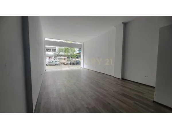 Tirane, jepet me qera ambjent biznesi Kati 0, 64 m² 360 € (Yzberish)