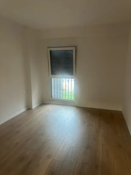 Tirane, jepet me qera zyre Kati 1, 100 m² 800 € (Komuna e Parisit)