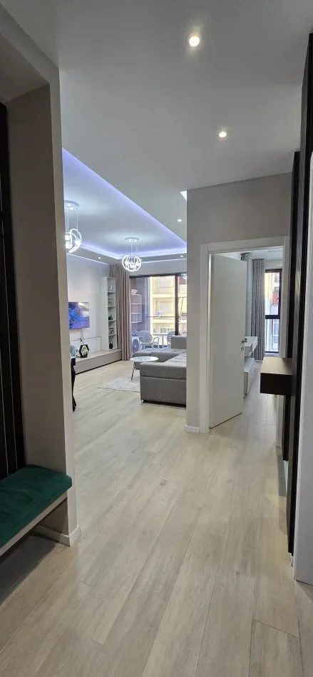 Tirane, jepet me qera apartament 1+1 , 65 m² 850 € (Komuna e Parisit)