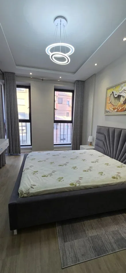 Tirane, jepet me qera apartament 1+1 , 65 m² 850 € (Komuna e Parisit)