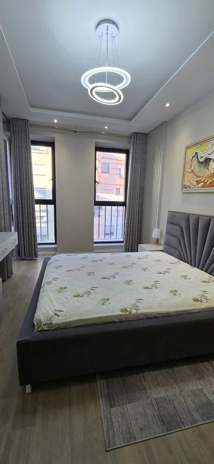 Tirane, jepet me qera apartament 1+1 , 65 m² 850 € (Komuna e Parisit)