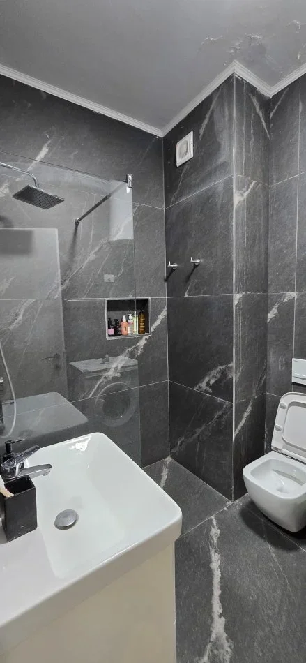 Tirane, jepet me qera apartament 1+1 , 65 m² 850 € (Komuna e Parisit)