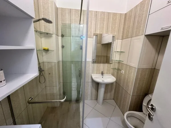 Tirane, jepet me qera apartament 2+1 Kati 4, 90 m² 650 € (liqeni i thate)