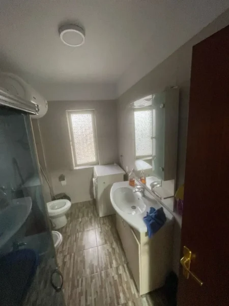 Tirane, jepet me qera apartament 1+1 Kati 5, 65 m² 500 € (Myslym shyri)