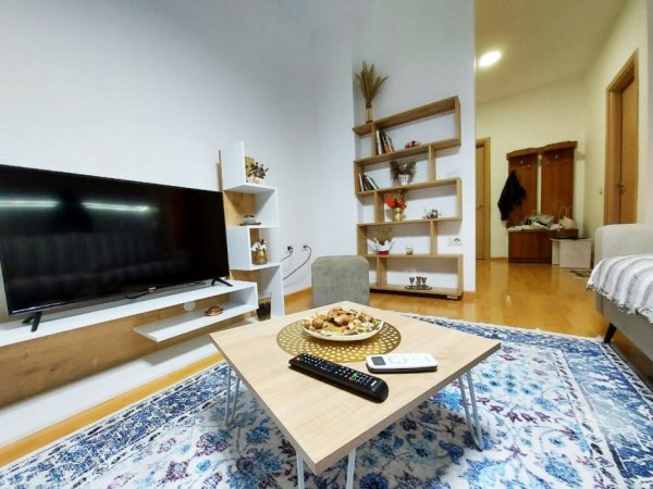 Tirane, jepet me qera apartament 2+1+Ballkon Kati 2, 90 m² 700 € (9Kateshet prane Burger King)