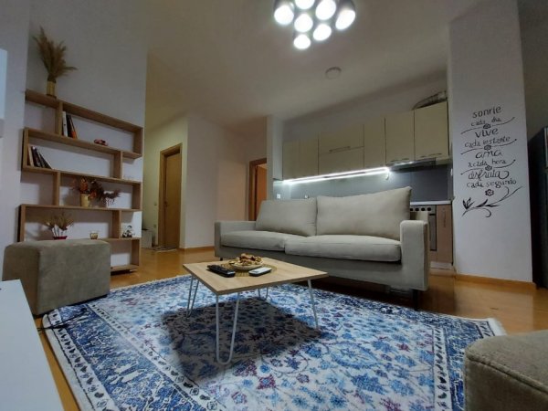 Tirane, jepet me qera apartament 2+1+Ballkon Kati 2, 90 m² 700 € (9Kateshet prane Burger King)