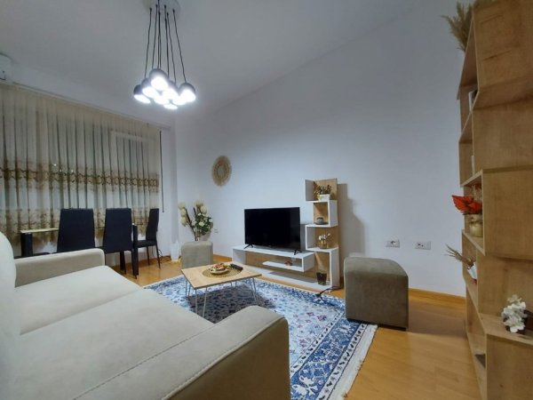 Tirane, jepet me qera apartament 2+1+Ballkon Kati 2, 90 m² 700 € (9Kateshet prane Burger King)
