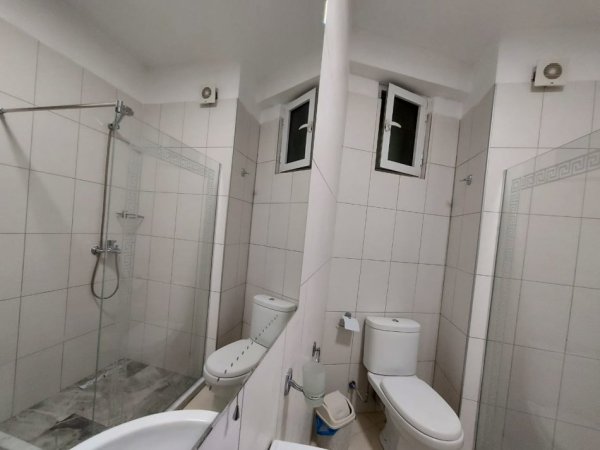 Tirane, jepet me qera apartament 2+1+Ballkon Kati 2, 90 m² 700 € (9Kateshet prane Burger King)