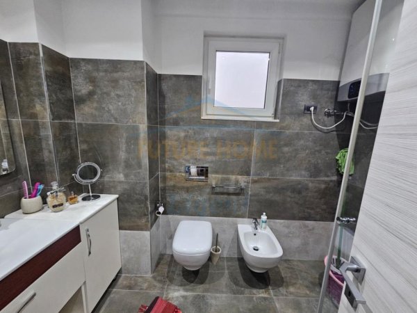 Tirane, jepet me qera apartament 3+1 Kati 2, 134 m² 1.300 € (Liqeni i Thate)